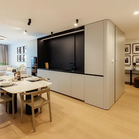 Skypark Luxe With Balcony Апартаменты Братислава